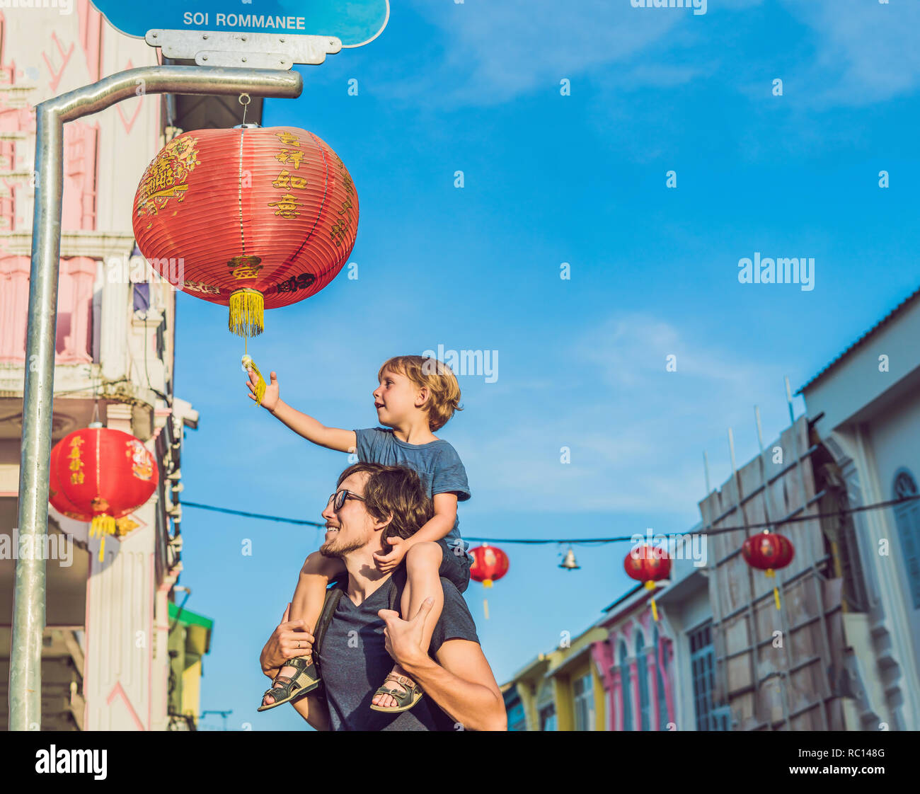 Vater und Sohn sind Touristen auf der Straße im portugiesischen Stil Romani in der Stadt Phuket. Auch Chinatown oder die Altstadt Stockfoto