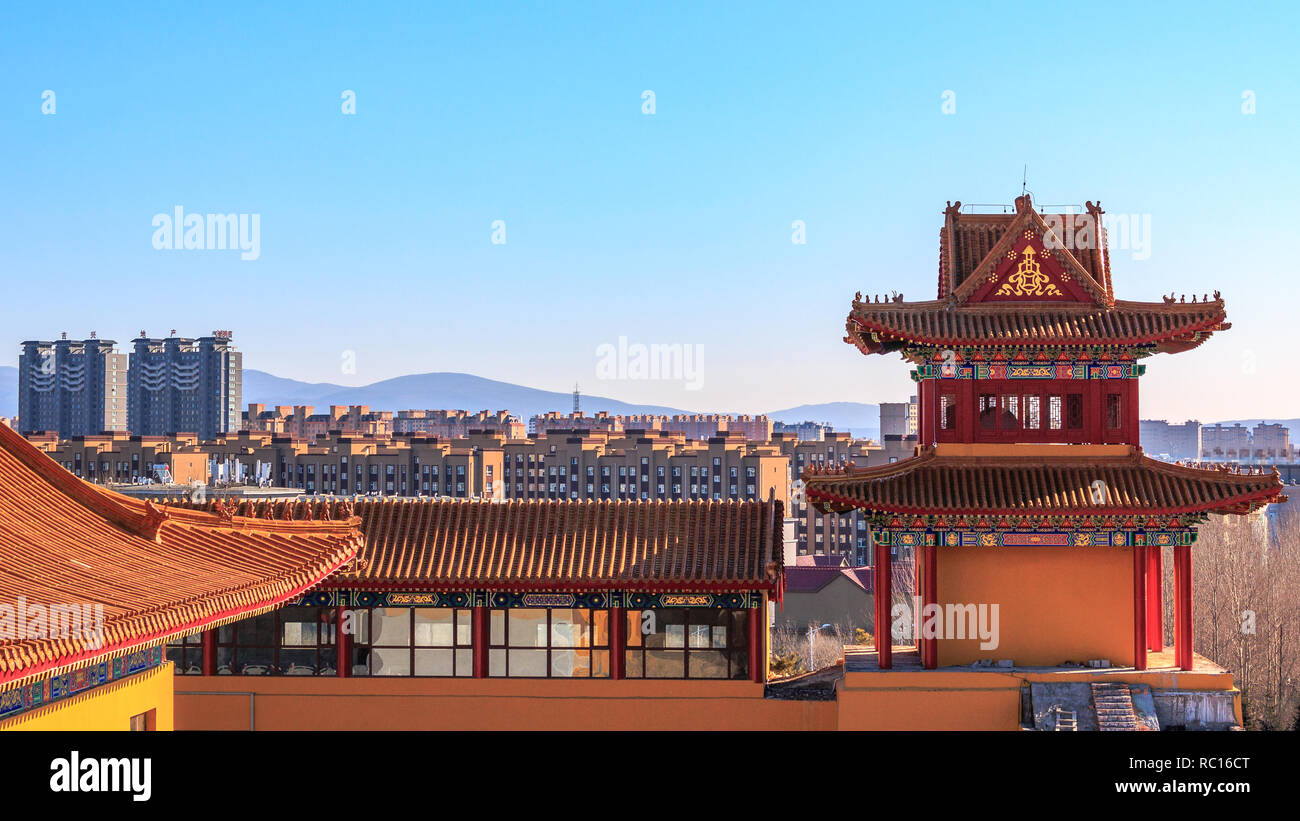 Urbane Landschaft Blick auf ein Wohngebiet aus der Lingbao Tempel in Hunchun, China, in der nördlichen Provinz Jilin. Stockfoto