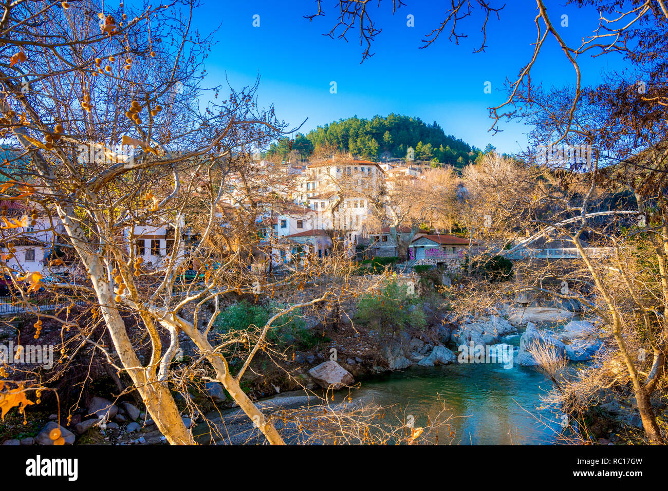 Die Altstadt von Xanthi mit Fluss und Brücke, Griechenland. Stockfoto
