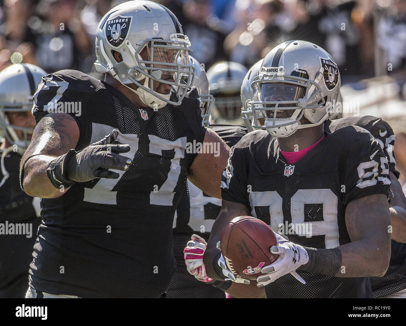 Oakland, Kalifornien, USA. 12. Okt. 2014. Oakland Raiders guard Austin Howard (77) gratuliert wide receiver James Jones (89) touchdownverriegelung am Sonntag, 12. Oktober 2014 in Oakland, Kalifornien. Die Ladegeräte besiegt die Räuber 31-28. Credit: Al Golub/ZUMA Draht/Alamy leben Nachrichten Stockfoto