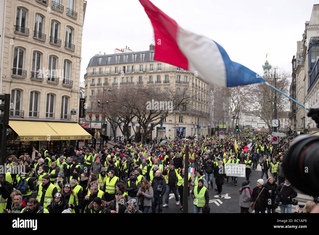 Paris, Frankreich. 12. Januar, 2019. Demonstranten, Giliets Jaunes, Gelb, gehen und protestieren an der Rue de Rivoli Credit: Roger Ankri/Alamy leben Nachrichten Stockfoto