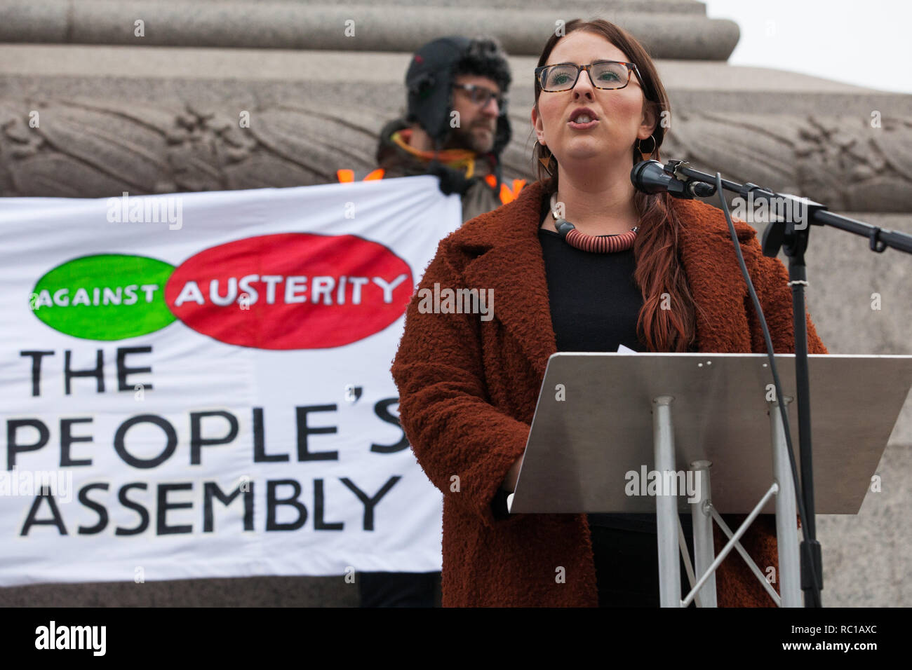 London, Großbritannien. 12. Januar, 2019. Shadow Minister für Wirtschaft, Energie und industrielle Strategie Laura Pidcock Adressen Hunderte von Demonstranten, die an einer "Großbritannien ist gebrochen: allgemeine Wahl Jetzt" Demonstration in der Volksversammlung gegen Sparpolitik organisiert. Veranstalter argumentiert, dass das vorrangige Ziel der arbeitenden Menschen in Großbritannien werden sollte die konservative Regierung von der Macht durch eine allgemeine Wahl unabhängig von ihrer Stimme in der EU-Referendum zu entfernen. Credit: Mark Kerrison/Alamy leben Nachrichten Stockfoto