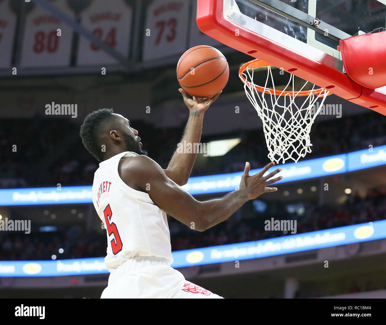 Raleigh, North Carolina, USA. 12 Jan, 2019. NC State guard ERIC LOCKETT (5) mit einem Korb in einem Spiel gegen Pitt am 12 Januar, 2019 am PNC Arena in Raleigh, NC. Credit: Ed Clemente/ZUMA Draht/Alamy leben Nachrichten Stockfoto