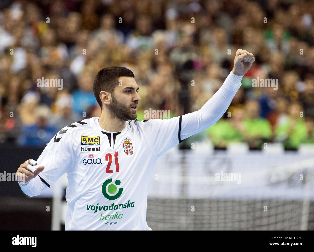 Berlin, Deutschland. 12 Jan, 2019. Handball: WM, Deutschland - Brasilien, Vorrunde, Gruppe A, 2.Spieltag. Serbiens Vanja Ilic Beifall für einen Hit. Credit: Soeren Stache/dpa/Alamy leben Nachrichten Stockfoto