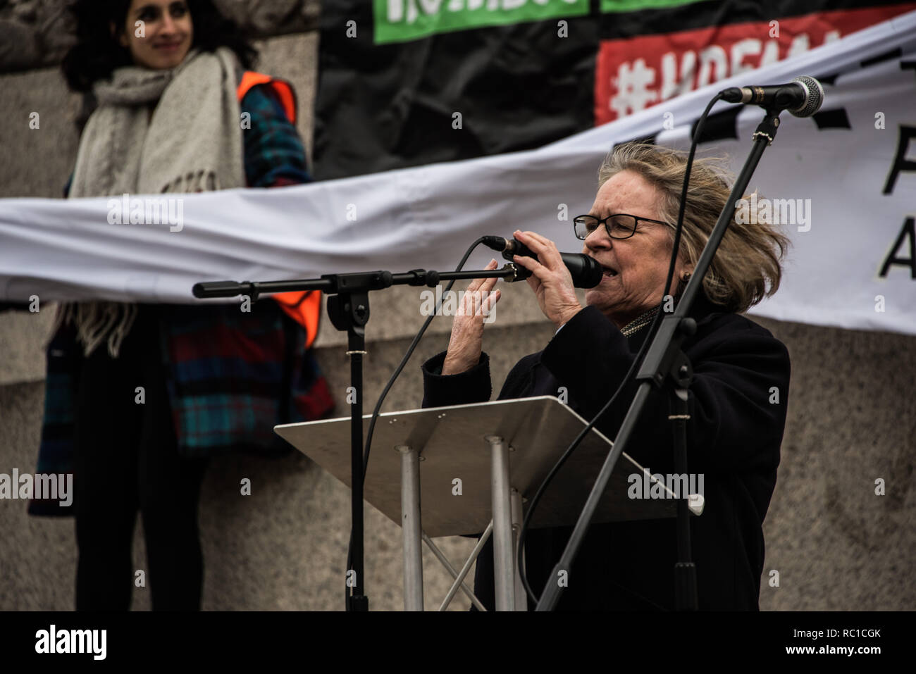 London, Großbritannien. 12 Jan, 2019. Politische Aktivistin Lindsey Deutsche gesehen die Adressierung der Masse während des Protestes. Tausende in London für die "Volksversammlung gegen Sparpolitik" durch Proteste der französischen 'gelbe Weste' aufmerksam zu Sparmaßnahmen, die die Armen hart getroffen haben, inspiriert sammelte. Credit: Elizabeth Fitt/SOPA Images/ZUMA Draht/Alamy leben Nachrichten Stockfoto