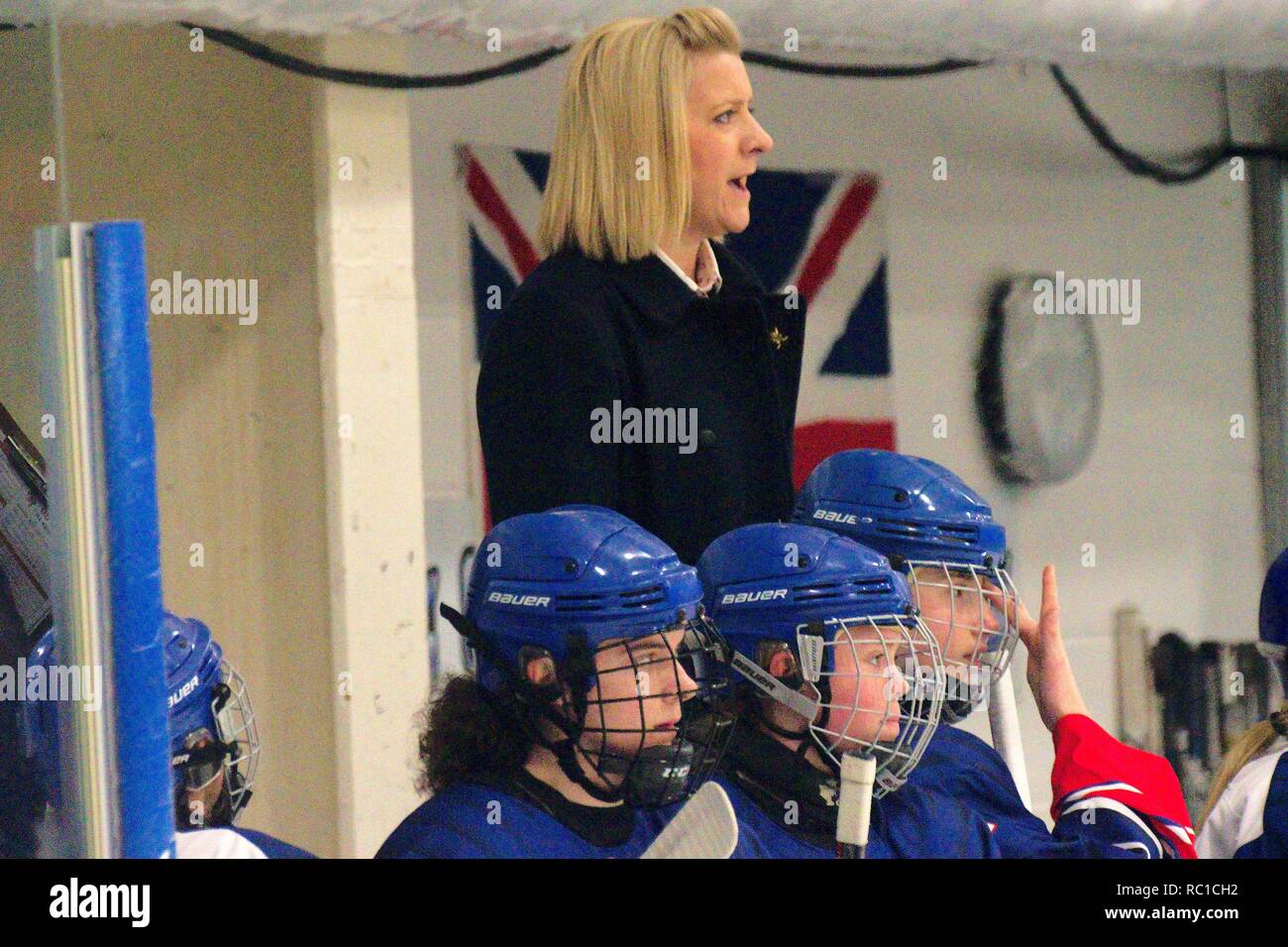 Dumfries, Schottland, 12. Januar 2019. Cheryl Smith, Head Coach von Großbritannien, auf der Bank im Spiel gegen die Niederlande im Jahr 2019 Eishockey U18-Weltmeisterschaft, Division 1, Gruppe B, an der Dumfries Eis Schüssel. Credit: Colin Edwards/Alamy Leben Nachrichten. Stockfoto