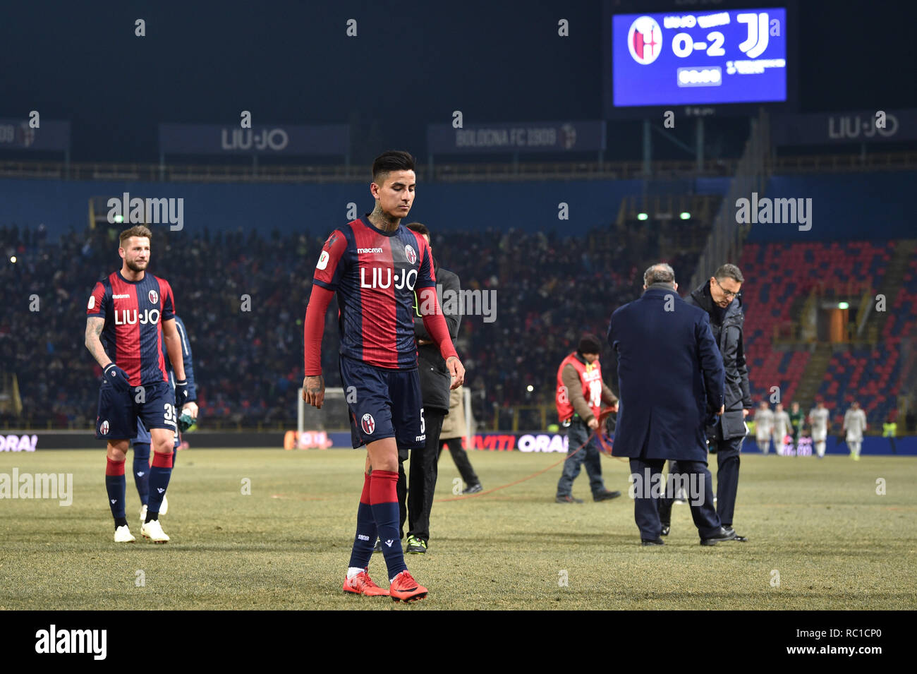 Foto Massimo Paolone/LaPresse 12 Maggio 2005 2019 Bologna, Italia sport calcio Bologna vs Juventus - Coppa Italia 2018/2019 Ottavi di Finale" - Stadio Renato Dall'Ara" Nella Foto: Mitchell Dijks (Bologna F.C.) e Erick Pulgar (Bologna F.C.) escono dal Campo ein Testa bassa Foto Massimo Paolone/LaPresse Januar 12, 2019 Bologna, Italien Sport Fussball Bologna vs Juventus - Italienische Fußball-Cup 2018/2019 Achtelfinale - "Renato Dall'Ara" Stadium. In der Pic: Mitchell Dijks (Bologna F.C.) und Erick Pulgar (Bologna F. C.) Lassen Sie das Feld mit dem Kopf nach unten Stockfoto