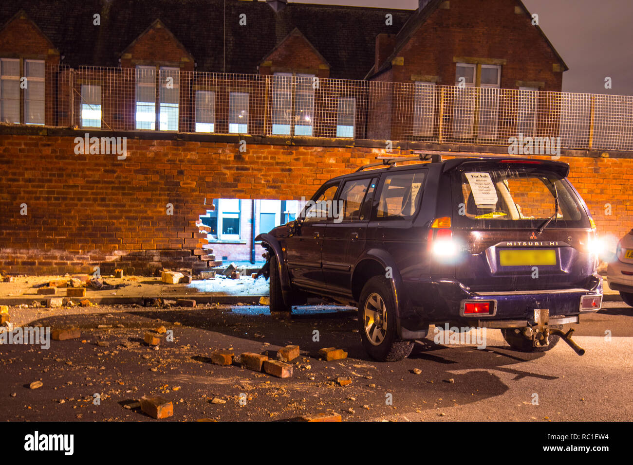 Leeds, West Yorkshire, UK. 13. Januar, 2019. Ein Mitsubishi 4x4 Fahrzeug, das geglaubt wird, gestohlen zu werden, in eine Wand an Conway Avenue in Harehills Credit: Yorkshire Pics/Alamy leben Nachrichten Stockfoto