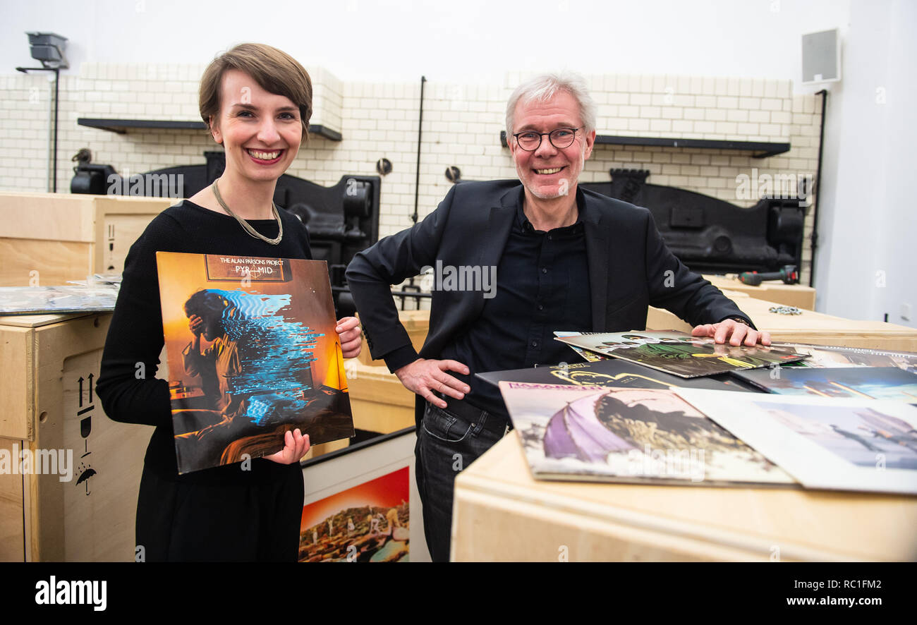 10 Januar 2019, Niedersachsen, Lüneburg: Die beiden Geschäftsführer der Kunsthalle, Kristin Halm (l), der hält eine Aufzeichnung von Alan Parsons Project, und Carsten Junge (r), sind bei einem Fotoshooting in der Kunsthalle. Die Ausstellung "hipgnosis. Mut zum Träumen" in der Kunsthalle der Lüneburger KulturBäckerei zeigt Plattencover von der Britischen Grafik agentur Hipgnosis, das berühmte Plattencover in den 1970s, einschließlich Pink Floyd's "Dunkle Seite des Mondes". Foto: Philipp Schulze/dpa Stockfoto