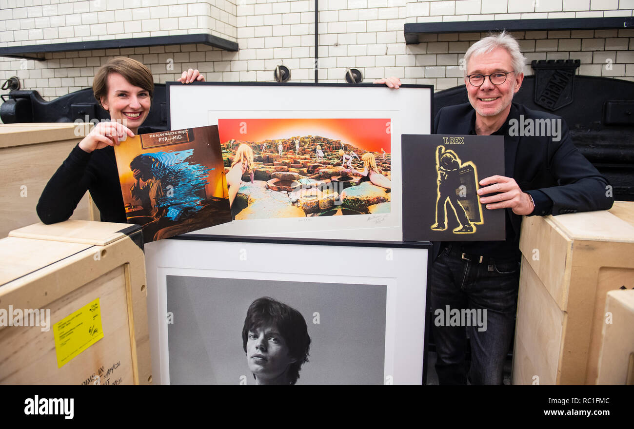 10 Januar 2019, Niedersachsen, Lüneburg: Die beiden Geschäftsführer der Kunsthalle, Kristin Halm (l) und Carsten Junge(r), halten Sie Bilder von der Aufzeichnung deckt in ihren Händen während einer Fotosession. Die Ausstellung "hipgnosis. Mut zum Träumen" in der Kunsthalle der Lüneburger KulturBäckerei zeigt Plattencover von der Britischen Grafik agentur Hipgnosis, das berühmte Plattencover in den 1970s, einschließlich Pink Floyd's "Dunkle Seite des Mondes". Foto: Philipp Schulze/dpa Stockfoto