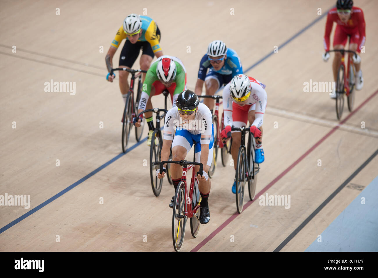 Jakarta, Indonesien. 13 Jan, 2019. Radfahrer konkurrieren während des Madison Männer Elite Finale bei den 39 asiatischen Track Wm in Jakarta, Indonesien, Jan. 13, 2019. Credit: Veri Sanovri/Xinhua/Alamy leben Nachrichten Stockfoto