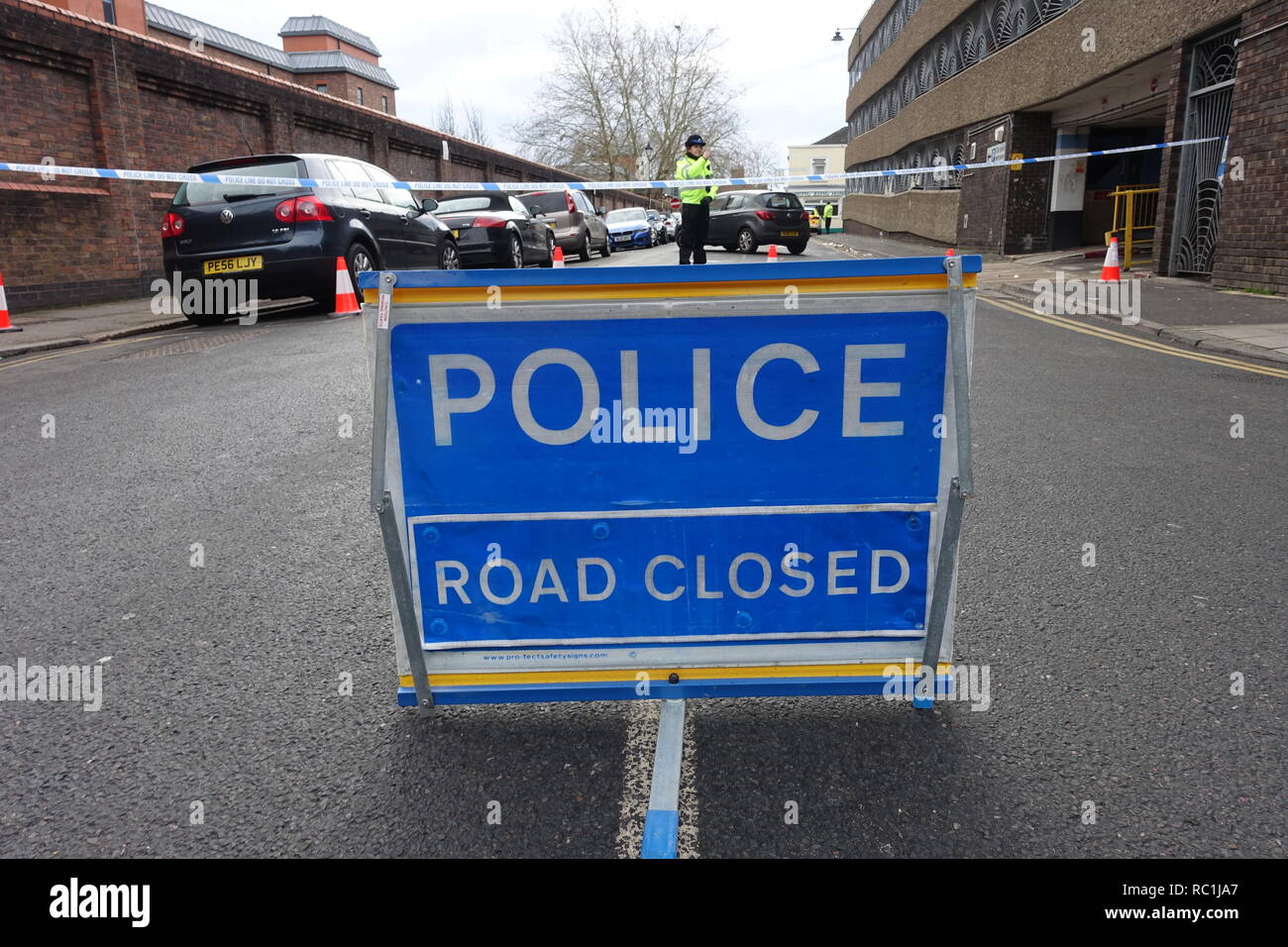 Windsor, Großbritannien. 13. Januar 2019. Eine Straßensperre außerhalb Victoria Street car park in Windsor aufgrund einer Polizei Vorfall. Matthäus Ashmore/Alamy leben Nachrichten Stockfoto