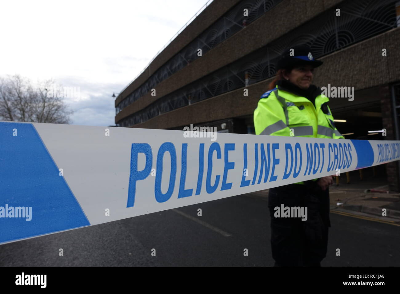 Windsor, Großbritannien. 13. Januar 2019. Eine Straßensperre außerhalb Victoria Street car park in Windsor aufgrund einer Polizei Vorfall. Matthäus Ashmore/Alamy leben Nachrichten Stockfoto