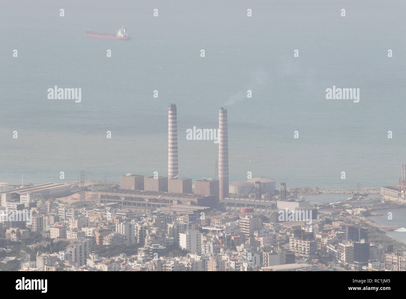 Beirut, Libanon. 13. Januar 2019. Die libanesische Regierung hat eine Verbrennung Lastkahn durch die türkischen Karadeniz Powership-MV Fatmagul Sultan günstig Strom Strom an der Küstenstadt Zouk Mikael nördlich von Beirut Elektrizität zur Verfügung zu stellen und das Kraftwerk, in den 1960er Jahren im Libanon chronischen Energieknappheit in Angriff installiert Ergänzung zu steigern, als Beirut Gesicht Ausfälle von bis zu 18 Stunden am Tag und im Libanon weiterhin eine Energiekrise zu leiden seit dem Bürgerkrieg (1975-1990) Credit: Amer ghazzal/Alamy leben Nachrichten Stockfoto