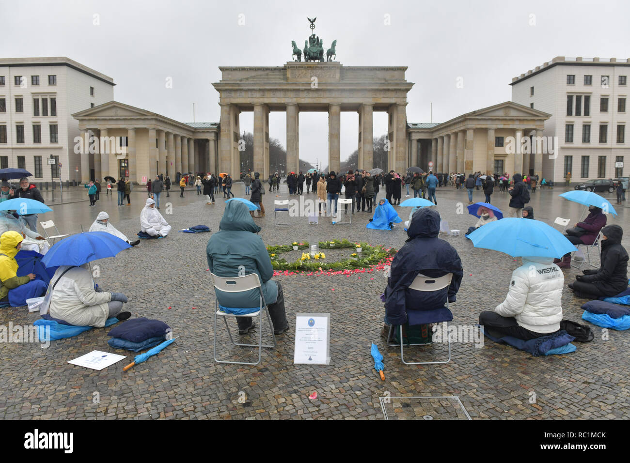 Berlin Deutschland 13 Jan 19 Die Leute Sitzen Im Regen Auf Dem Boden Oder Auf Stuhlen