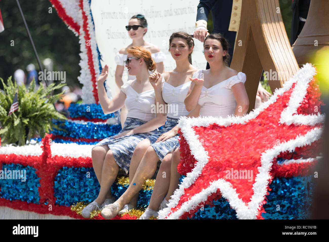 Washington, D.C., USA, 4. Juli 2018, die nationale Unabhängigkeit Day Parade, junge Frauen tragen retro Outfits, auf eine Fließkommazahl, ihr Verfassung Ave Stockfoto