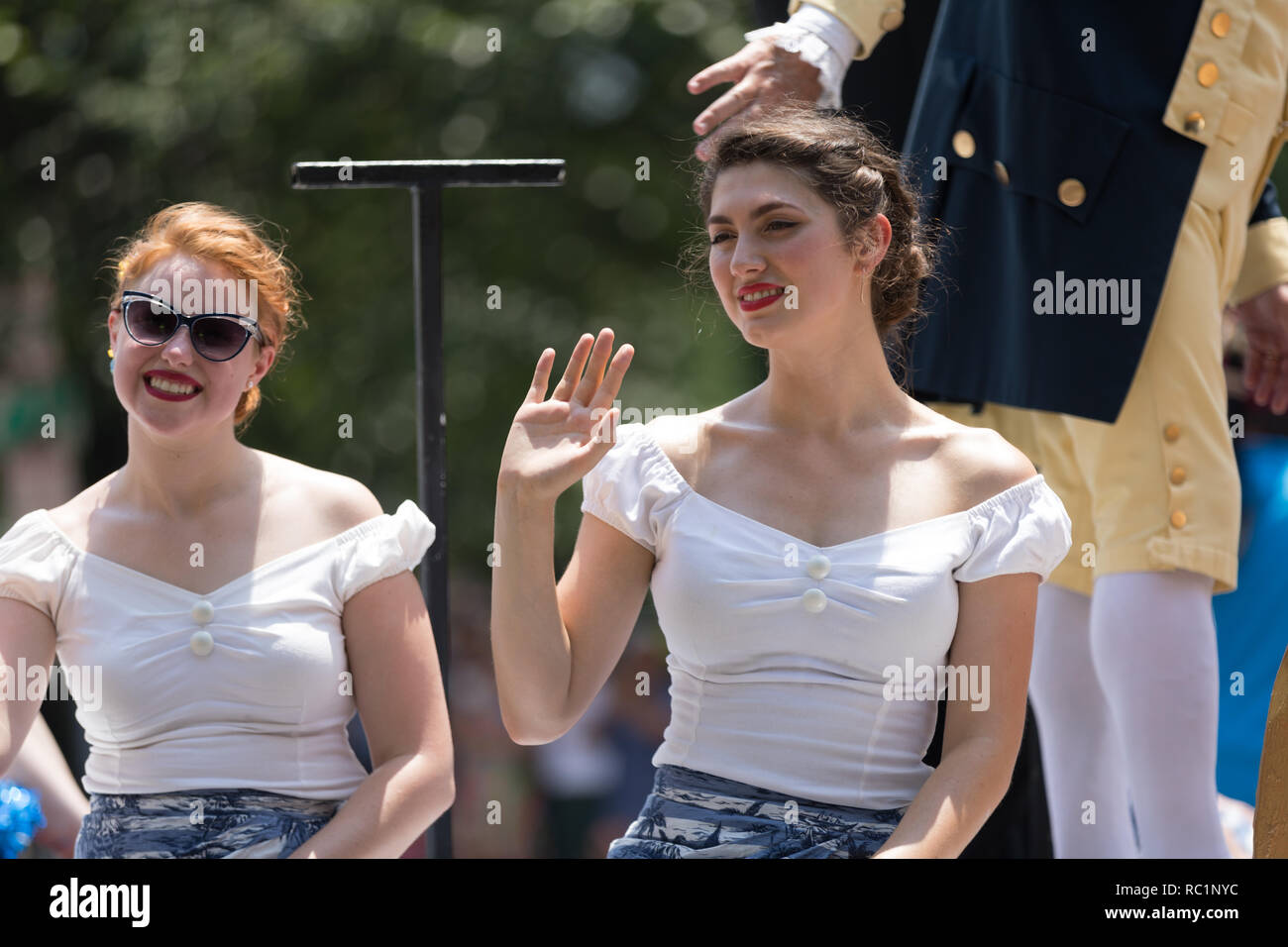 Washington, D.C., USA, 4. Juli 2018, die nationale Unabhängigkeit Day Parade, junge Frauen tragen retro Outfits, auf eine Fließkommazahl, ihr Verfassung Ave Stockfoto