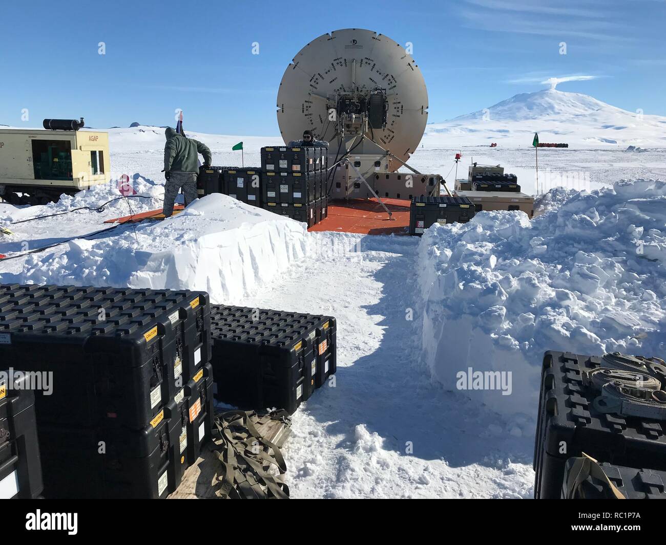 Einer einsetzbaren Satelliten, die zur 263Rd Combat Communications Squadron mit der North Carolina Air National Guard ist bis auf ein Eis, setzen Sie das Feld für den Einsatz während der Operation Deep Freeze (ODF), der McMurdo Station, Antarktis, Dez. 6, 2018. ODF ist eine militärische Mission zur Unterstützung der National Science Foundation auf dem ganzen Kontinent der Antarktis, Luft, Land, Meer und Unterstützung der McMurdo Station. (Foto mit freundlicher Genehmigung von US Air Force Master Sgt. Chris Farnsworth) Stockfoto