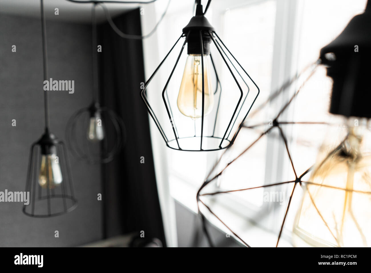 Loft-stil Bügeleisen Lampenschirm mit einer Glühbirne in der inneren  Wohnzimmer in der modernen Wohnung. Vintage Style Glühbirnen. Glas runden  Knollen mit Spira Stockfotografie - Alamy