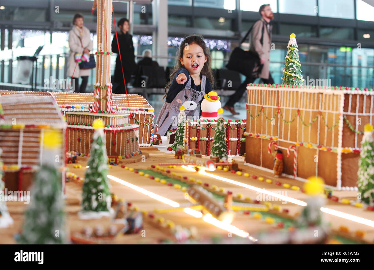 Große britische Backen aus Sieger 2016, Candice Braun und essen Künstler Michelle Wibowo stellte ein 50 kg Lebkuchen Modell von Heathrow, erstellt die Passagiere zu Weihnachten überraschen. Die handgefertigten Schöpfung nahm mehr als 200 Stunden zu Macht und verfügt über mehr als 1000 Lebkuchen Stücke. Mit: Atmosphäre, Wo: London, Vereinigtes Königreich, wenn: 13 Dez 2018 Quelle: Joe Pepler/PinPep/WENN.com Stockfoto