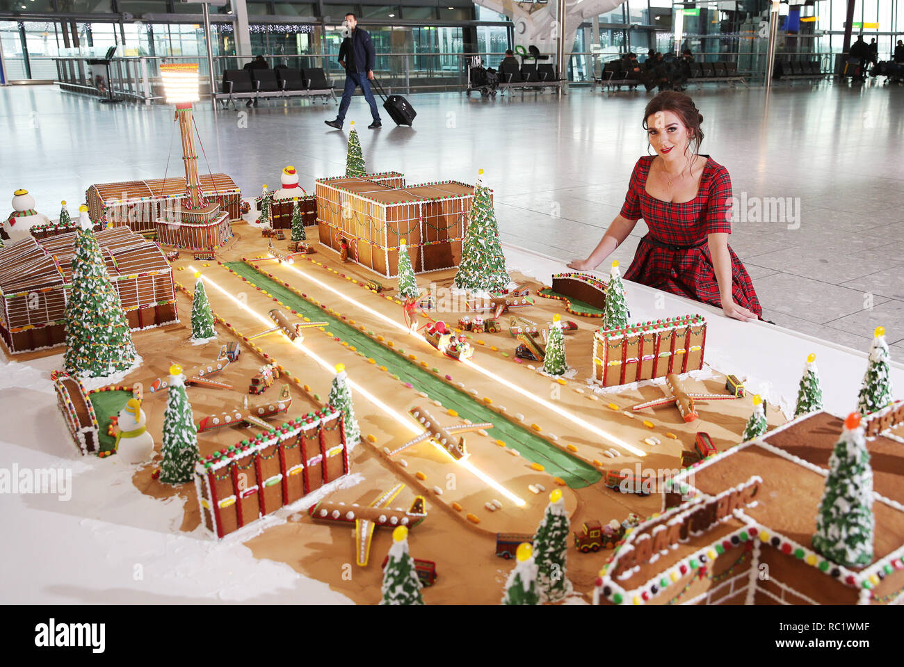 Große britische Backen aus Sieger 2016, Candice Braun und essen Künstler Michelle Wibowo stellte ein 50 kg Lebkuchen Modell von Heathrow, erstellt die Passagiere zu Weihnachten überraschen. Die handgefertigten Schöpfung nahm mehr als 200 Stunden zu Macht und verfügt über mehr als 1000 Lebkuchen Stücke. Mit: Candice Braun Wo: London, Vereinigtes Königreich, wenn: 13 Dez 2018 Quelle: Joe Pepler/PinPep/WENN.com Stockfoto