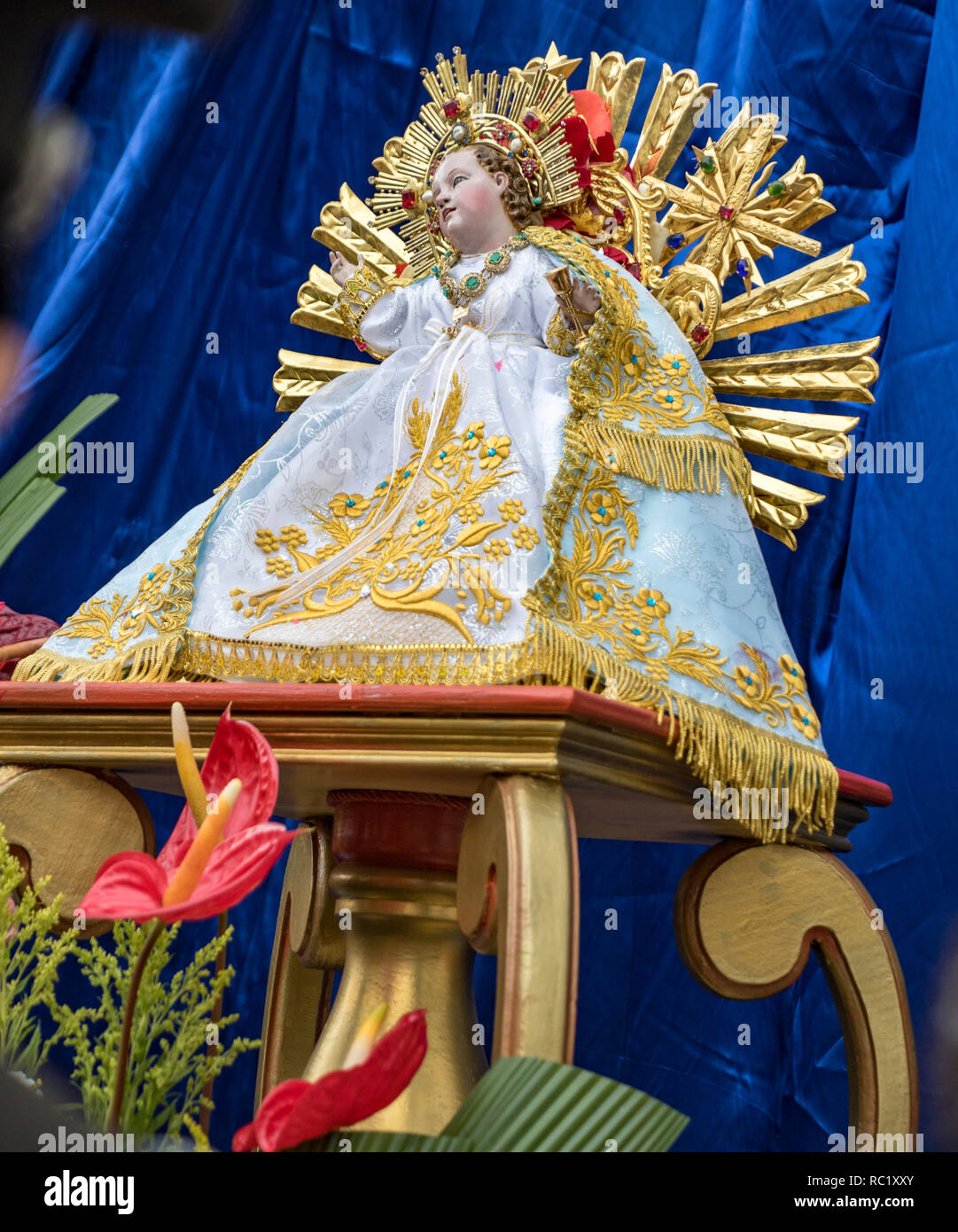 Cuenca, Ecuador/Dezember 24, 2015 - berühmte Statue des Jesuskindes an der Spitze des Paseo de Nino Parade ist Stockfoto