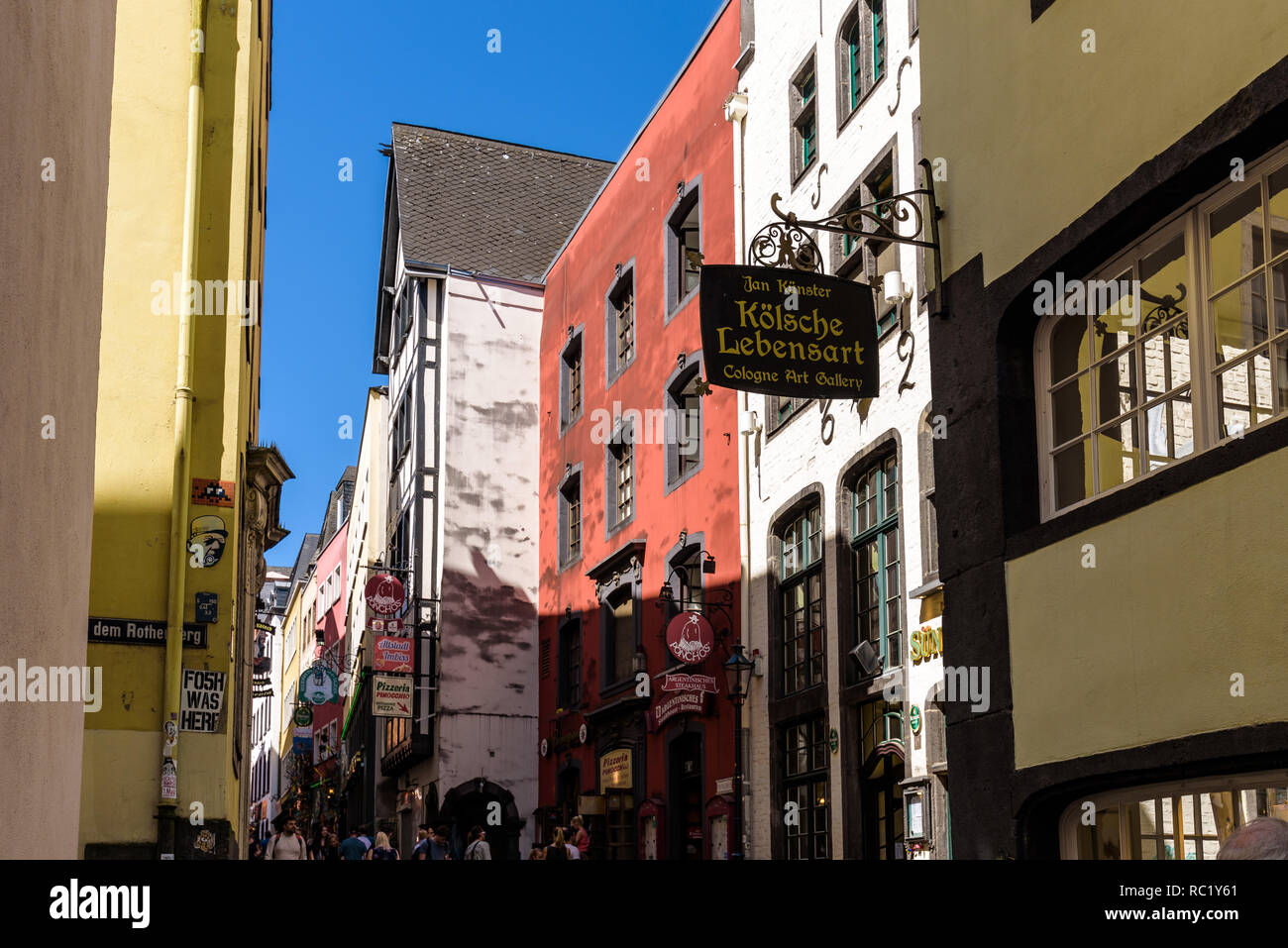 Salzgasse, beliebten touristischen Ort mit traditionellen bunten Gebäude anschließen Heumarkt entfernt mit Rhein waterfront Frankenwerft. Köln. Stockfoto