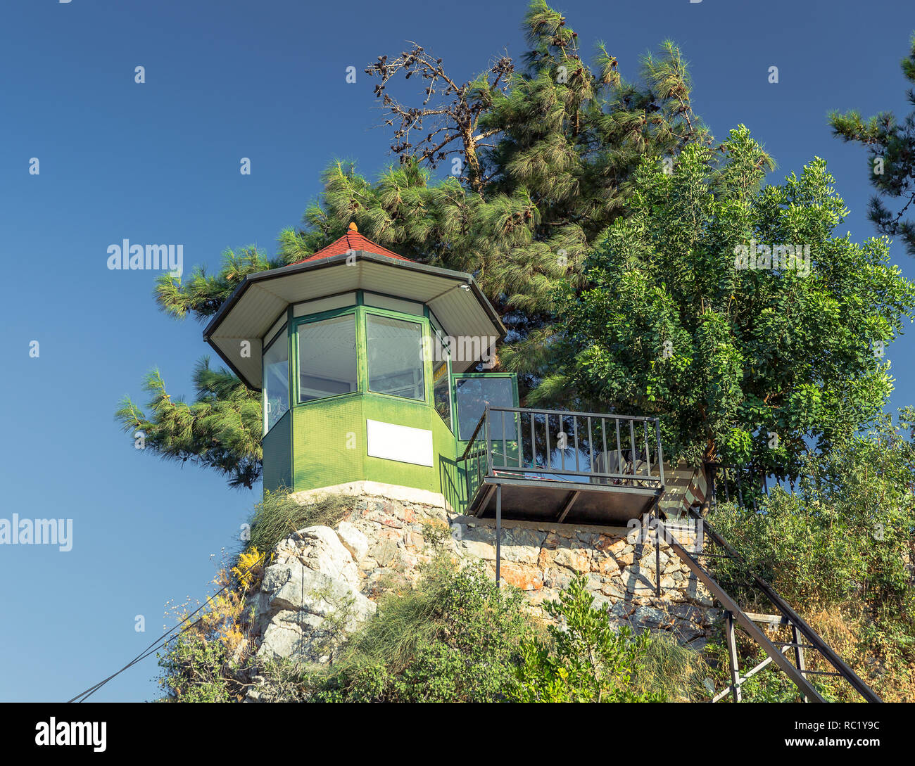 Kiosk auf der Spitze einer Klippe Stockfoto