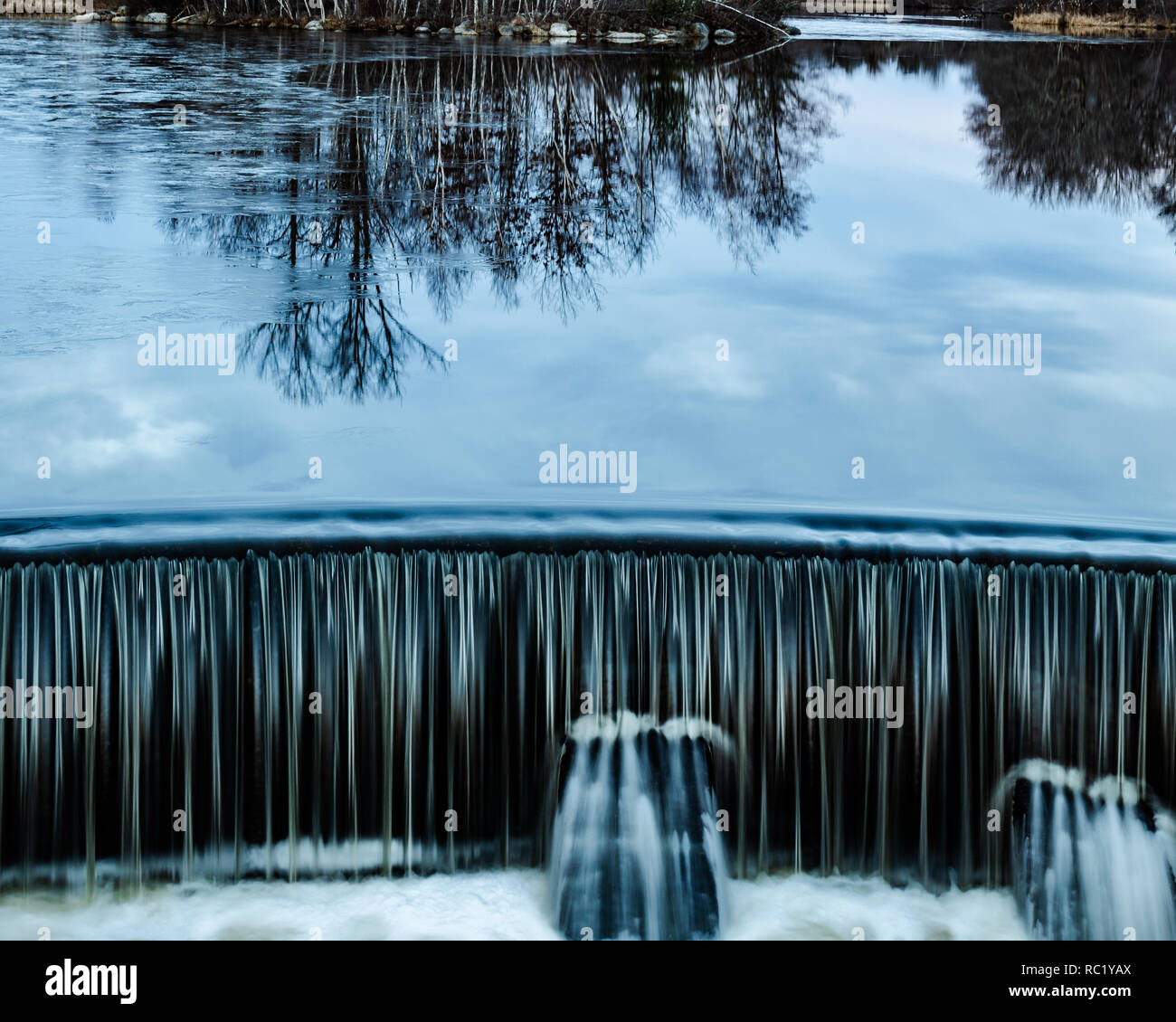 Am frühen Morgen einen Wasserfall Reflexion, Stockfoto