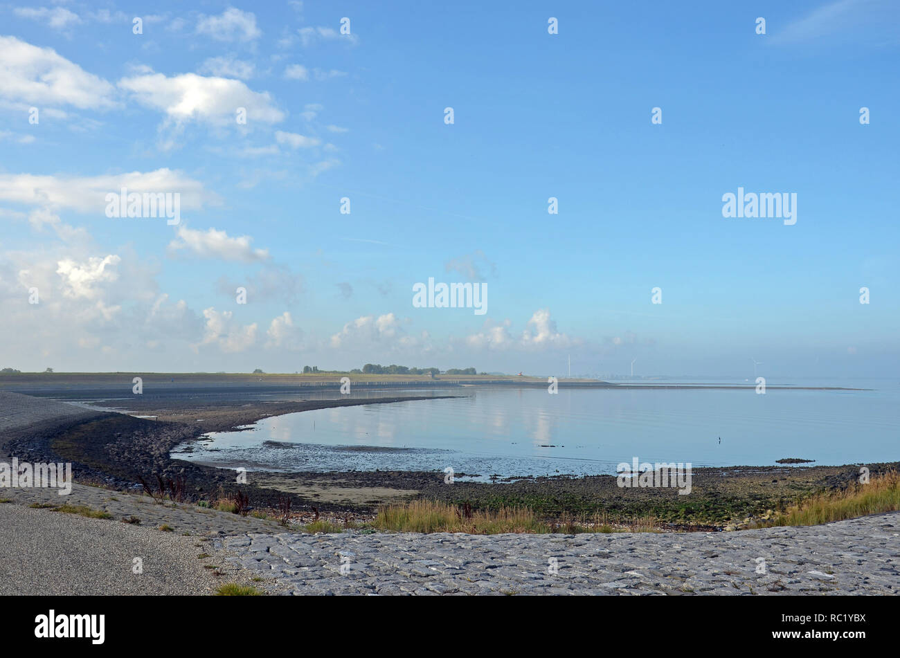 Ein überwiegend blauen Himmel mit einige zerstreute Wolken über dem sandigen Nordküste der Insel Noord-Beveland, den Niederlanden und Oosterschelde estu Stockfoto