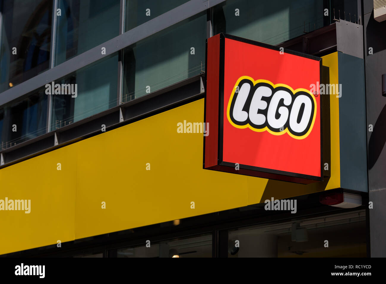 Lego Shop in Köln. Lego ist eine Linie aus Kunststoff Spielzeug, dass von der Lego Gruppe, Firma in Billund, Dänemark hergestellt werden. Stockfoto