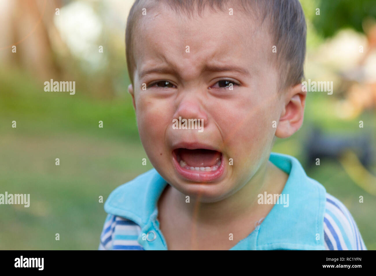 Weinenden Kleinen Jungen Weinen Portrat Der Jungen Kaukasier Kind Schaut Auf Kamera Charmante Junge Das Kind Weint Mit Tranen In Den Augen Ein Verargerter Temperament Hysterischer Stockfotografie Alamy