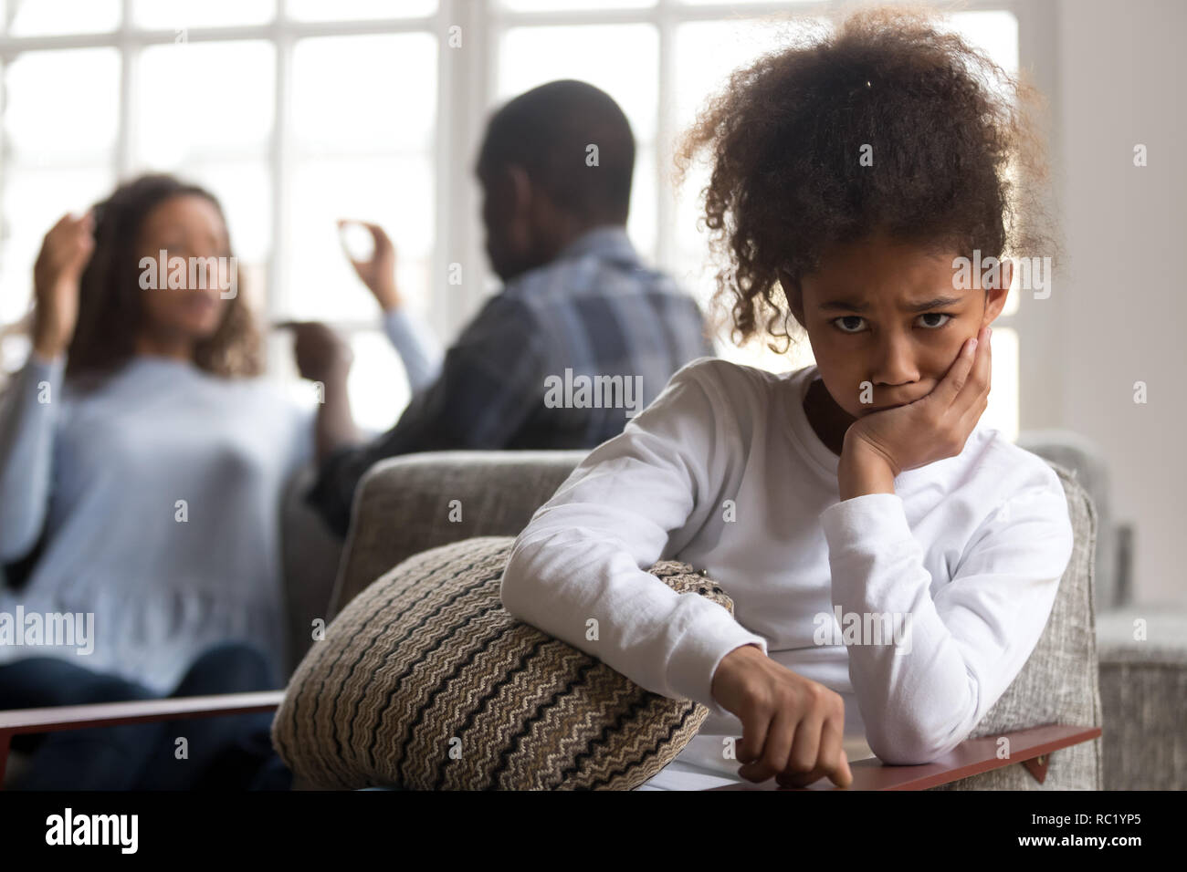 Afrikanische Kind Tochter Umkippen von Eltern Kämpfe an Kamera suchen Stockfoto