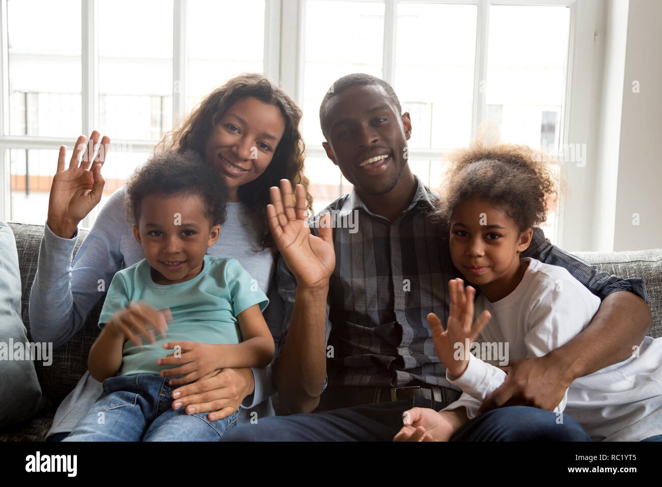 Gerne afrikanische Familie mit Kindern winkende Hände an der Kamera auf der Suche Stockfoto