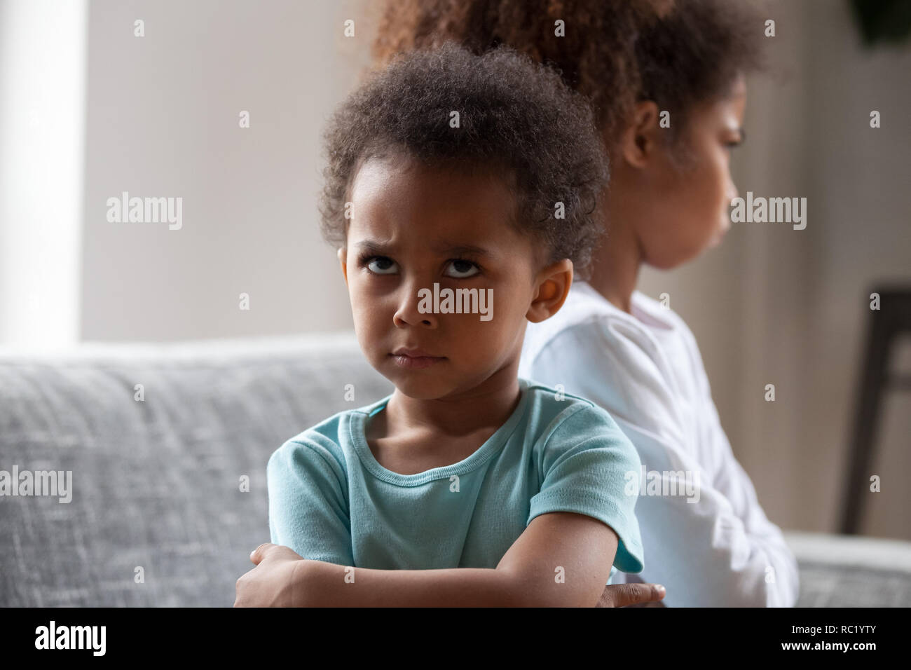 Wütend african american kleiner Junge schwarze Schwester beleidigt ignorieren Stockfoto