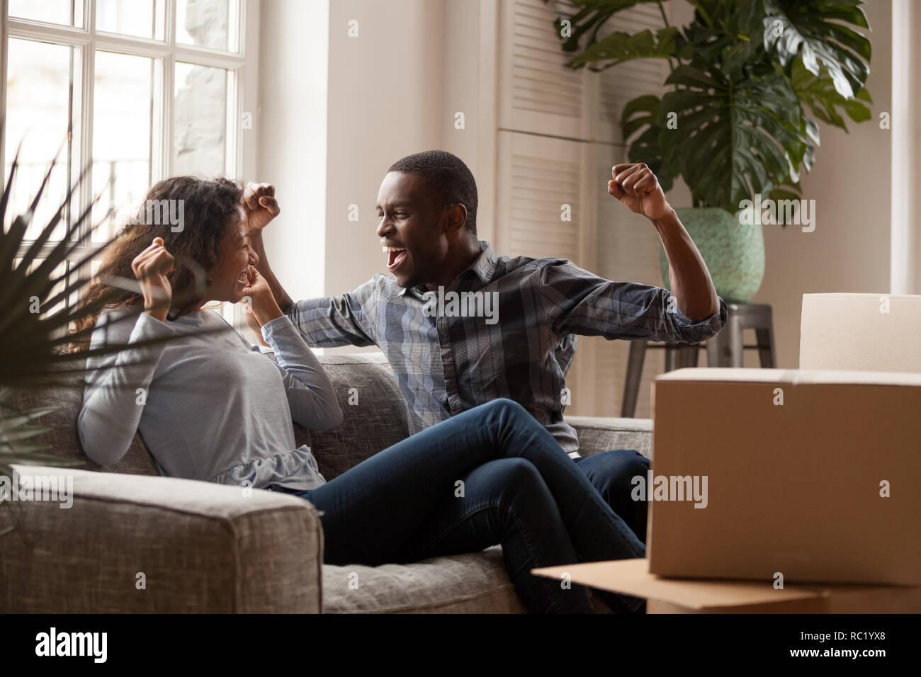 Gerne afrikanische amerikanische Paar feiert bewegenden Tag in Traum ho Stockfoto