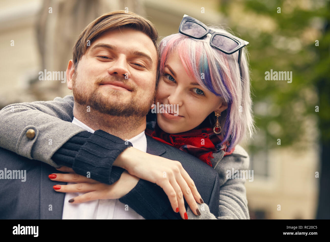 Ein Portrait eines jungen Paares in einem Spring Park Stockfoto