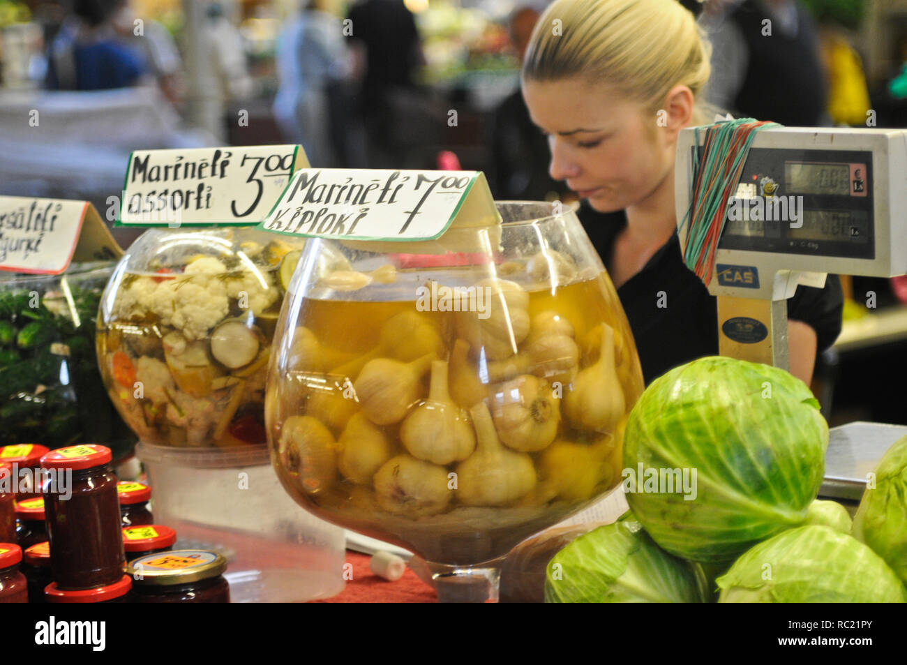 Marinierter Knoblauch. Riga Central Market (Centraltirgus), Lettland Stockfoto
