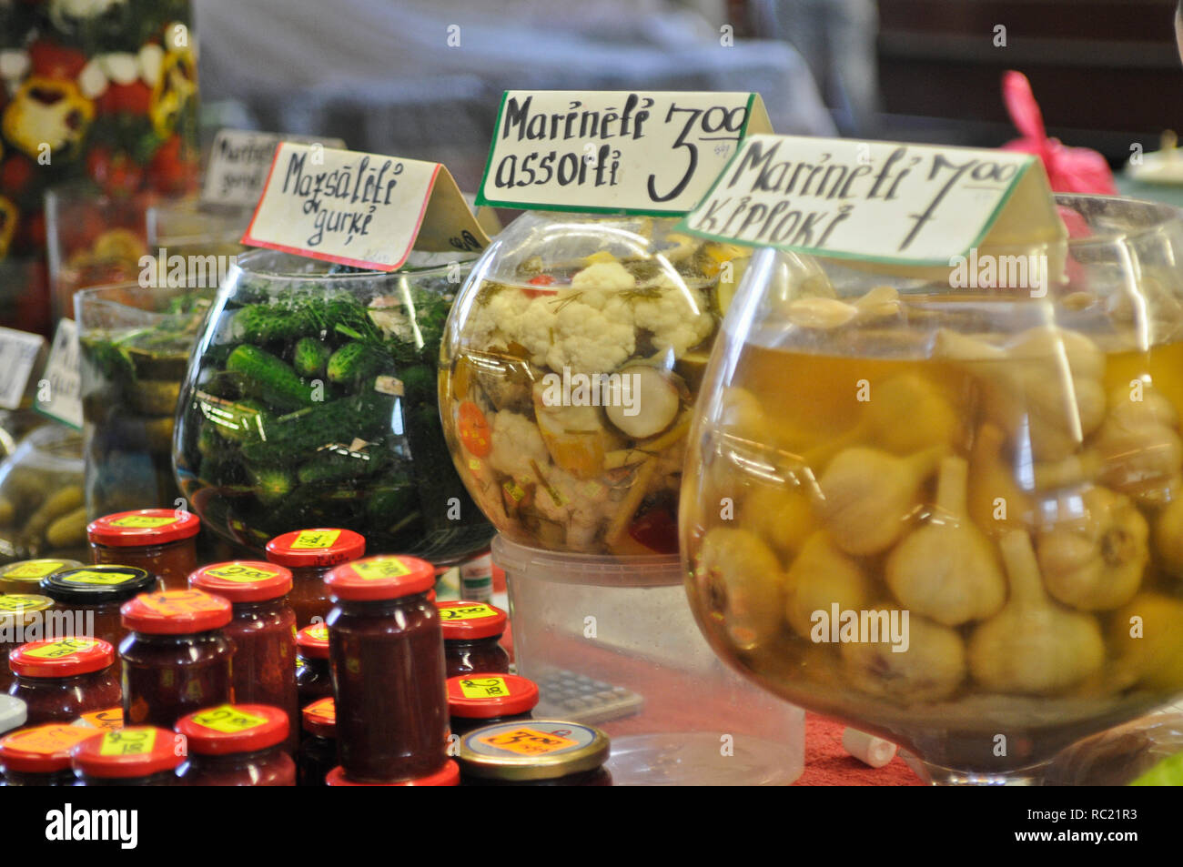 Marinierter Knoblauch. Riga Central Market (Centraltirgus), Lettland Stockfoto