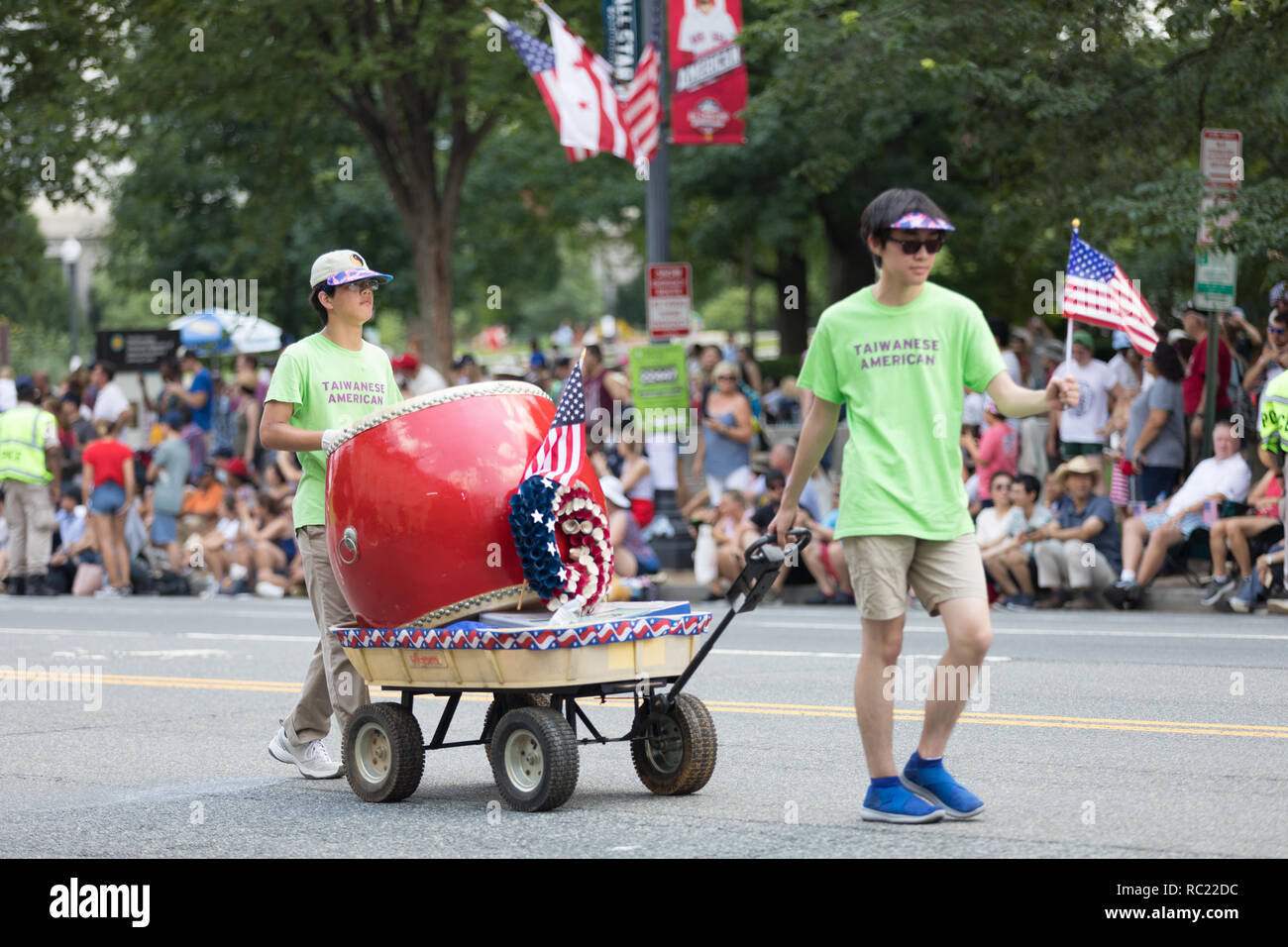 Washington, D.C., USA, 4. Juli 2018, die nationale Unabhängigkeit Day Parade, taiwanesische Amerikaner, winken amerikanische Flaggen und spielen eine große Trommel, Walki Stockfoto