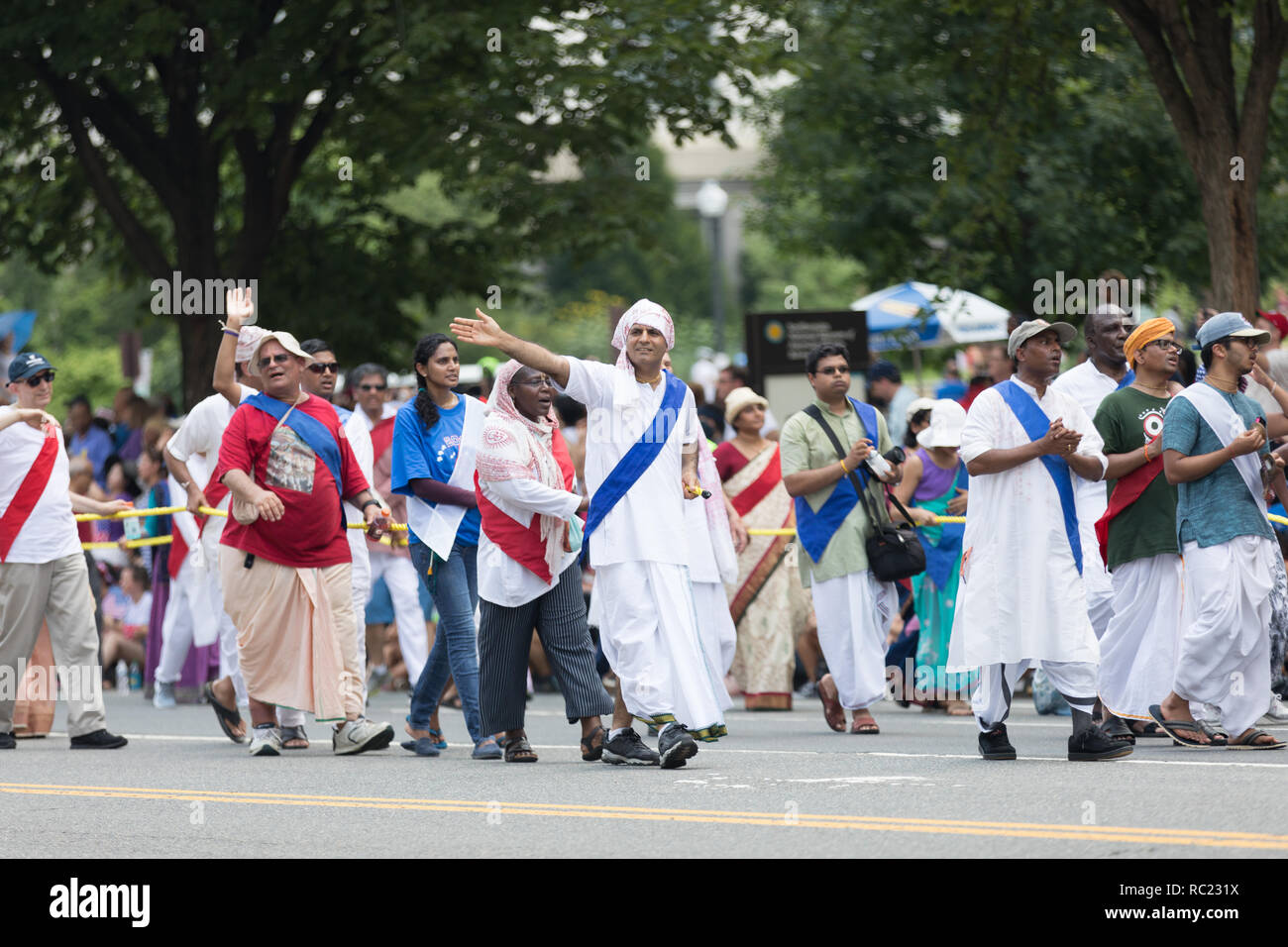 Washington, D.C., USA, 4. Juli 2018, die nationale Unabhängigkeit Day Parade, Indische Männer einen großen Puffer nach unten ziehen die Constitution Avenue während der parad Stockfoto