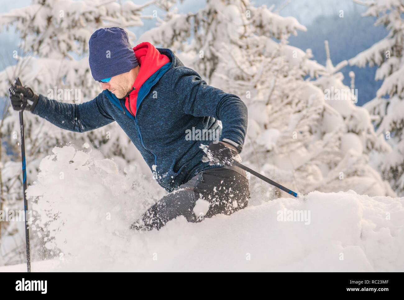Backcountry Skier Fahren bei starkem Schneefall. Off Piste Ski zu fahren. Wintersport Konzept. Stockfoto