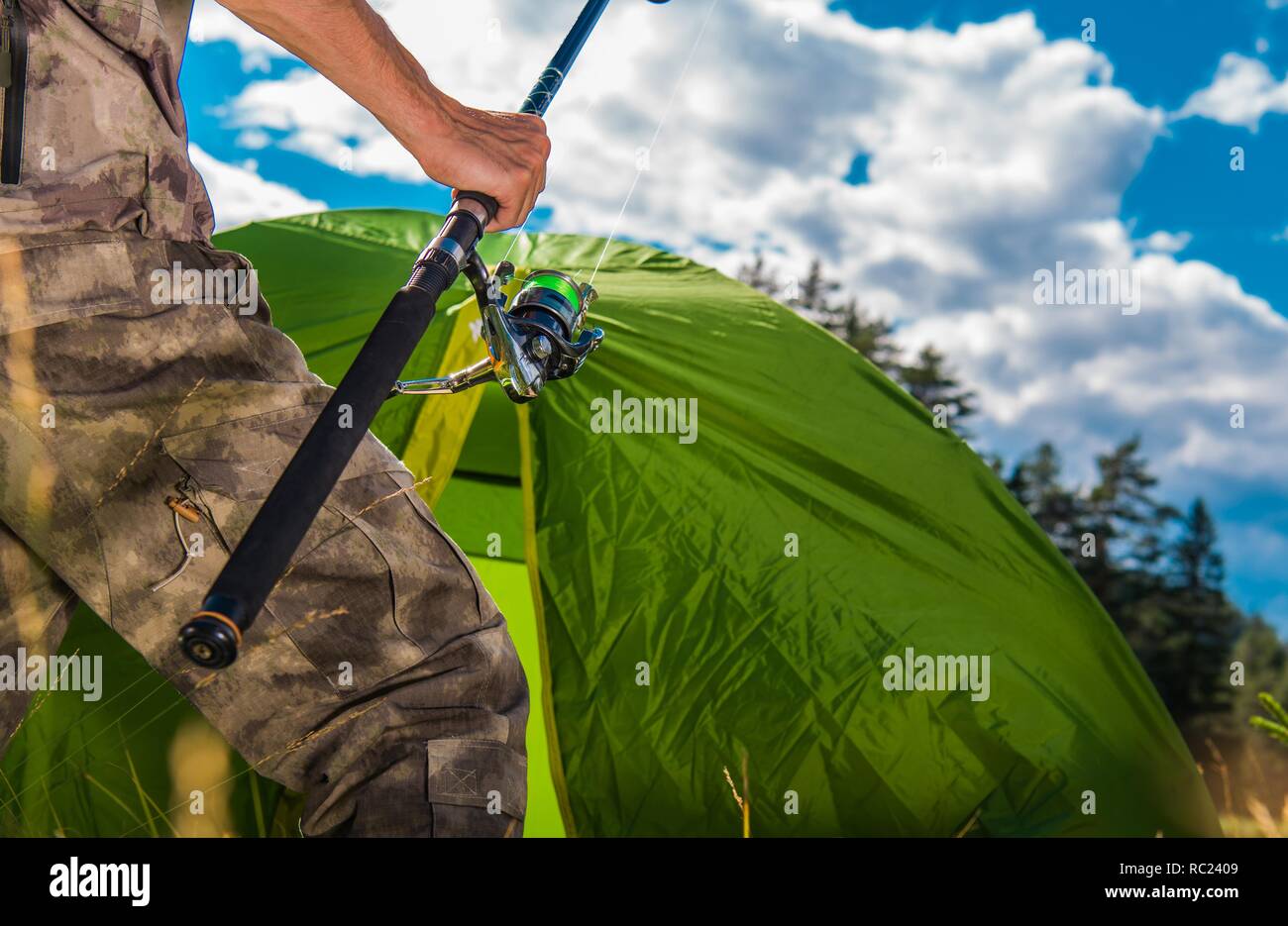 Fischer mit einer Angelrute in der Hand. Stockfoto