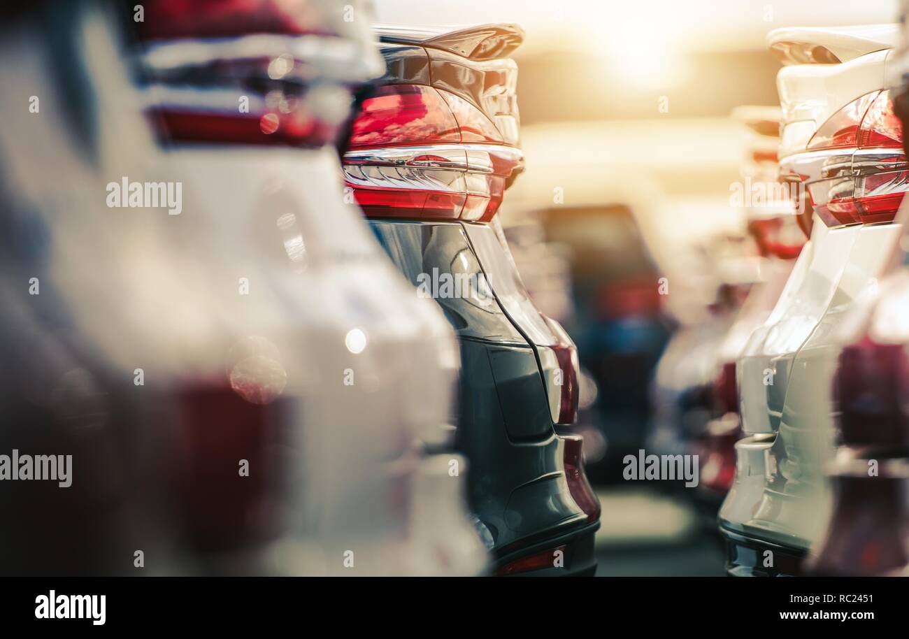 Neue Fahrzeuge Händler lieferbar. Neue bunte Autos in einer Reihe. Stockfoto