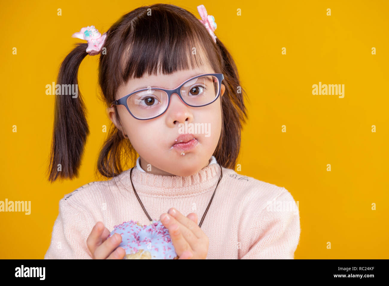 Neugierig hübsches Kind mit Chromosom Anomalien in zerbröselt Stockfoto