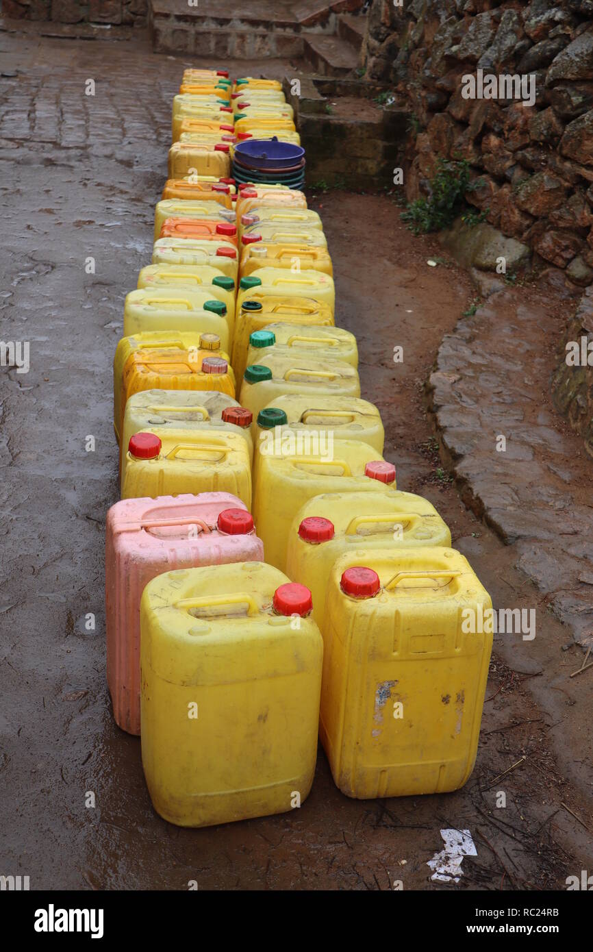 Wasser Kanistern in Zeile in Fianarantsoa, Madagaskar warten Stockfoto