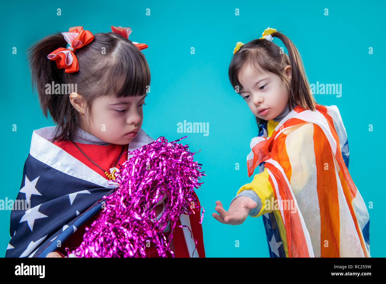 Neugierigen kleinen Damen 4. Juli feiern gemeinsam Stockfoto