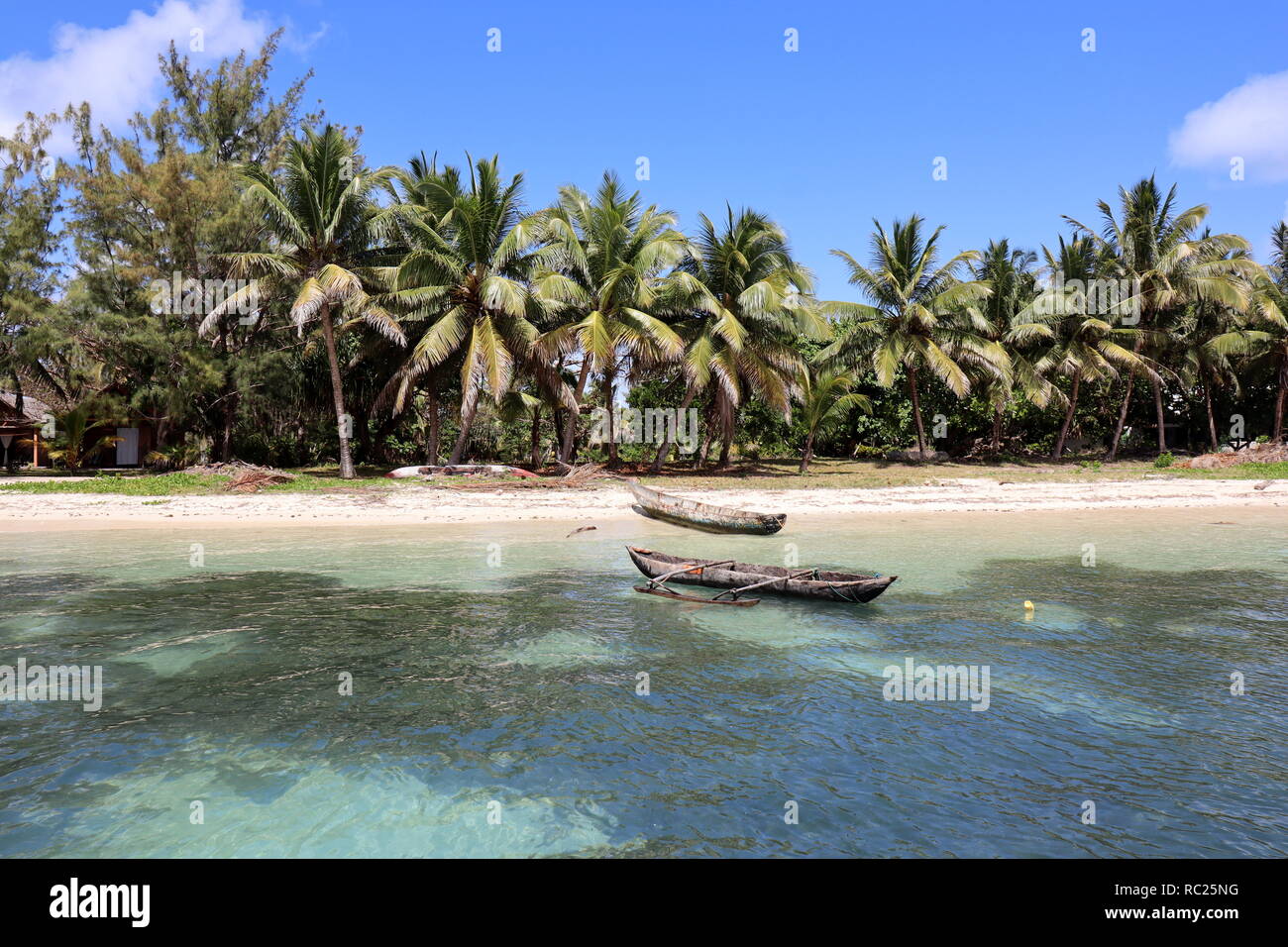 Pirogen, Strand und Palmen auf Nosy Nato-Insel, Ost Madagaskar Stockfoto