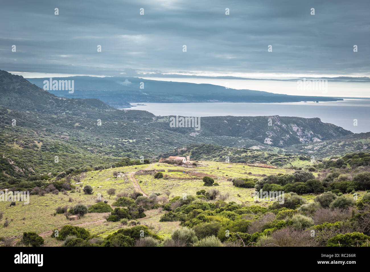 Panorama der Berge und Meer an der nord-östlichen Küste von Sardinien, Italien Stockfoto