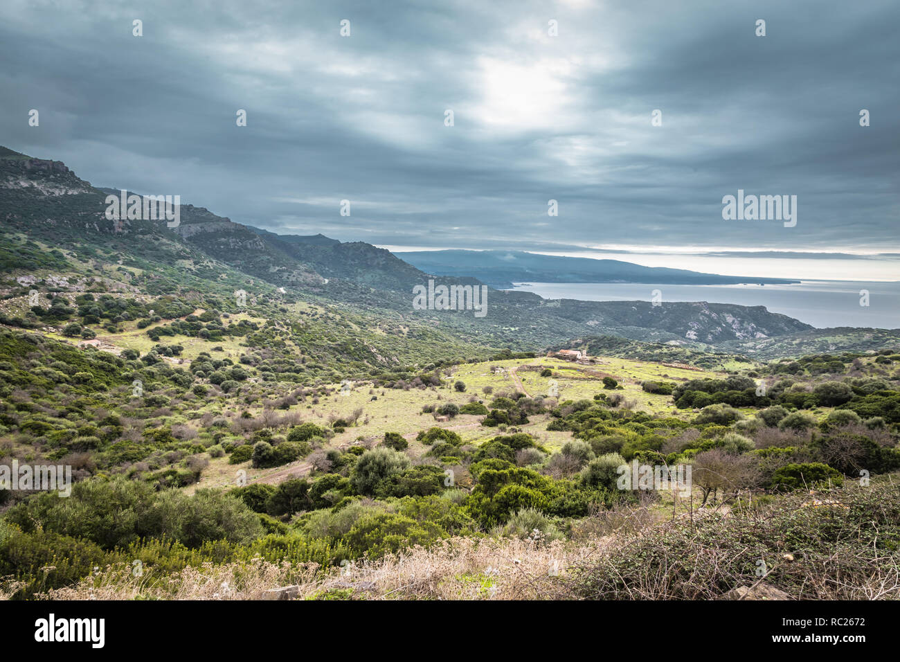 Panorama der Berge und Meer an der nord-östlichen Küste von Sardinien, Italien Stockfoto
